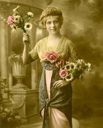 Portrét ženy držící kytici kolem roku 1898 (ručně tónovaná fotografie)