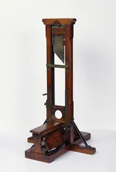 Zmenšený model gilotiny (dřevo a kov)