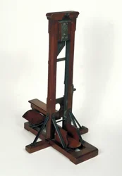 Zmenšený model gilotiny (dřevo a kov)