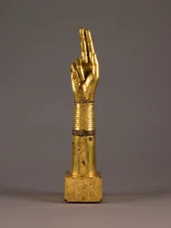 Relikviářová paže, cca 1050-1100 (dřevo a zlatý plech)