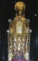 Relikviářová socha sv. Foye, cca 980 (zlato, stříbro, dřevo, drahokamy a polodrahokamy) (viz také 121295 & 245222)