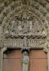 Jižní portálový tympanon zobrazující Krista trůnícího s postavou Beau Christ na trumeau pod ním, 12. století