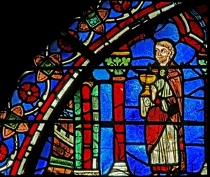 Okno St Cheron: kněz s kalichem (w15)