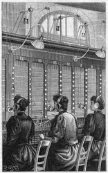 Telefonní kancelář (centrální telefonie - standardní telefonie) na rue Gutenberg v Paříži v roce 1895. Vícestolová sekce 240 účastníků obsluhovaná 3 telefonisty.