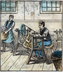 Textil, len: dílna. Šicí nit je rozložena na kartičkách nebo rolích v klubíčku. Rytina. Epinal imaging koncem 19. století.