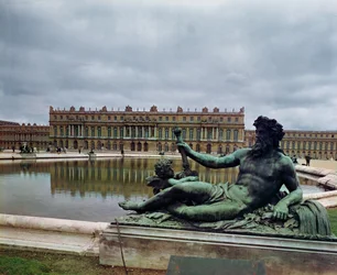 Rhone, fontána Jean-Baptiste Tuby (1630-1700) se zámkem v pozadí