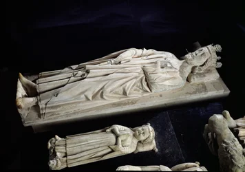 Hrobky Roberta II. (asi 970–1031) zbožného a Jana I. (narozeného roku 1316), posmrtného, 13.–14.