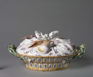 Tureen in the Form of a Basket of Game, výrobce Sceaux Factory, kolem 1755 (cínem glazovaná kamenina (fajáns) se smaltovaným zdobením)