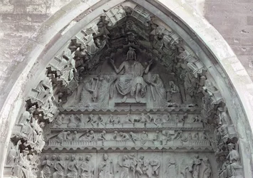 Tympanon z levého portálu severní transeptu zobrazující Poslední soud, 1225-40