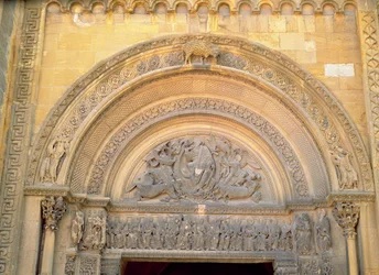 Tympanon verandy zobrazující Krista ve majestátu se symboly evangelistů, kolem 1140-50