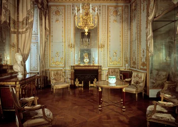 Pohled na vnitřní kabinet královny Marie Antoinetty (1755-1793) (skříň dore). Versailles, zámecké muzeum