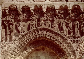 Pohled na západní fasádu, detail zobrazující proroky, zvěstování a prvotní hřích