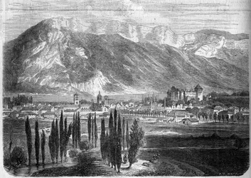 Pohled na město Annecy ze silnice do Ženevy. Haute Savoie (74)