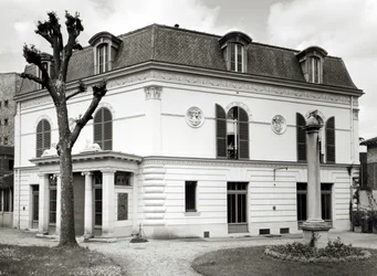 Pohled na fasádu Bibliotheque Marmottan ze zahrady, postavená 1880-1921