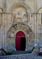 Pohled na severní portál kostela sv. Hilaire
