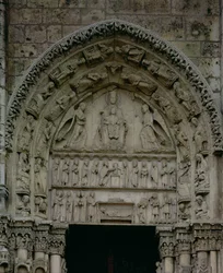 Pohled na tympanon zobrazující Madonu s dítětem na trůnu, Jižní dveře královského portálu, cca 1145-50