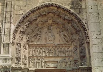 Pohled na tympanon zobrazující Madonu s dítětem na trůnu, Jižní dveře královského portálu, cca 1145-50