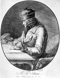 Voltaire u svého pracovního stolu