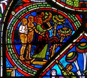 Okno w15 zobrazující okno Milosrdného Samaritána: Bůh ukazuje Adamovi a Evě na zakázané ovoce