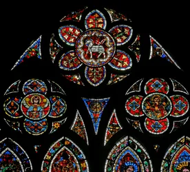 Okno w202 zobrazující kružbová světla se dvěma anděly a Agnus Dei