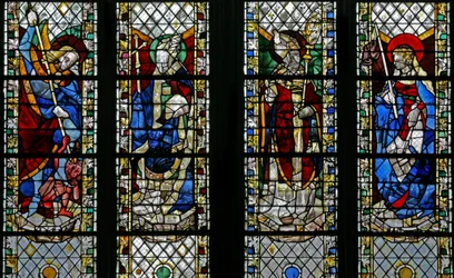 Okno w49 zobrazující St Michael, St Julien, St Guillaume, St Genevieve