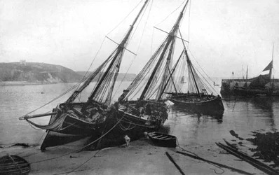 Lodě v přístavu Tenby, Pembrokeshire, Wales, 1924-1926.