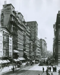 Broadway při pohledu na sever od Bond Street, New York City
