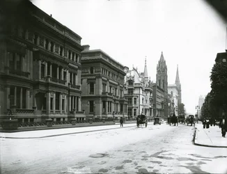 Pátá avenue při pohledu na sever ze 49. ulice