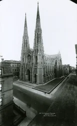 Katedrála svatého Patrika, Fifth Avenue, 1909 (černobílá fotografie)