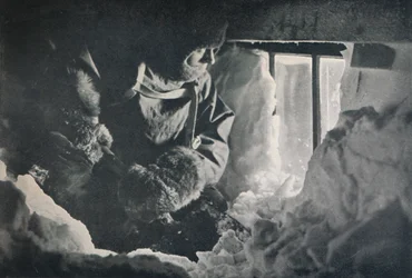 Odstraňování úletu z Window of Hut na mysu Adare, c1911, 1913