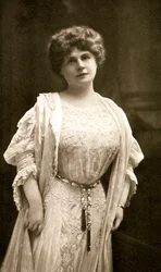 Marie Corelli , britský romanopisec, 1909.