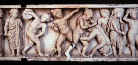 Gallo římské umění (galloroména): mramorový vlys ze sarkofágu zobrazující hrající si děti. Paříž, muzeum Louvre