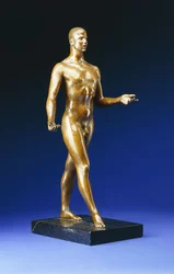 Man Walking - Portrét Lincolna Kirsteina, kolem roku 1933 (balíček zlacený bronz na žilkovaném černém mramoru)