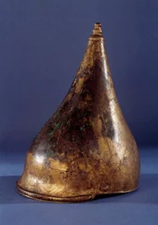 Galské umění: rohatá helma (2. doba železná 250 př. n. l. éra Tene). Saint Germain En Laye, Muzeum starožitností.