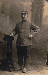Album "The GM R. Army (World War I)": vojáci 23. pluku. Územní milice v uniformě podle zemí (černobílá fotografie)