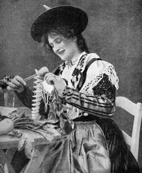 Žena, která kreativně loupe brambory, 1922.