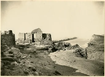 Ruiny chrámu, s Nilem v pozadí, Qasr Ibrim, Egypt, fotografie Georg Steindorff, cca 1930