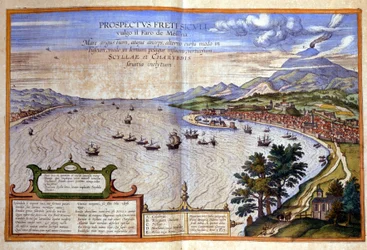 Messinská úžina - Kalábrie je vlevo, Messina a Etna jsou vpravo na Sicílii. Atlas de Braun a Hogenberg