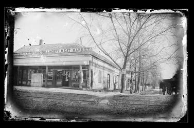 Frank Bollingers Meat Market, Flatbush, Brooklyn, kolem 1872-87 (mokré kolodiové negativní)