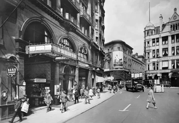 Nádraží Piccadilly Circus, vchod do Haymarketu, Westminster, Londýn, 30. léta 20. století