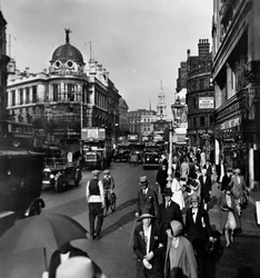 Strand s divadlem Gaiety vlevo a St Clement Danes, Westminster, Londýn, 20. léta 20. století
