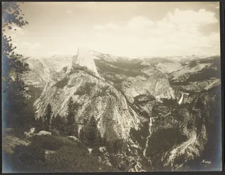 Zadní část Half Dome - Vernalský a Nevadský vodopád z blízkosti Glacier Point - Yosemity