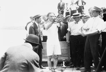 Harry Houdini je spoután, než je přibit do bedny a spuštěn do Newyorského zálivu, 1912