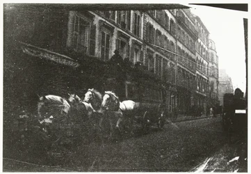 Pohled na ulici s koňmi a kočárem v Paříži
