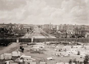 Columbia, Jižní Karolína, USA po požáru v roce 1865 (černobílá fotografie)