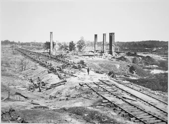 Ruiny Hoodova 28vozového muničního vlaku a Scofield Rolling Mill, poblíž Atlanty, Georgia, září 1864 (černobílá fotografie)