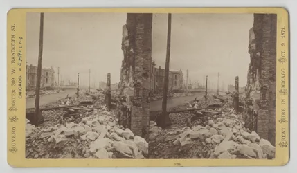 Stereograf Washington Street z rohu LaSalle Street při pohledu na východ po požáru v Chicagu v roce 1871, 1871 (černobílá fotografie na držáku karty)