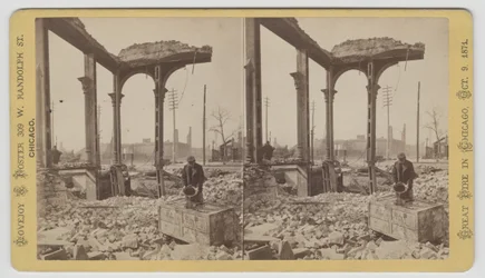 Stereograf muže chladícího trezor mezi ruinami po požáru v Chicagu v roce 1871, 1871 (černobílá fotografie na držáku karty)