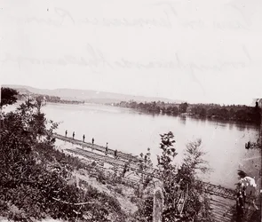 Pohled na řeku Tennessee při pohledu na Chattanooga, ca. 1864.