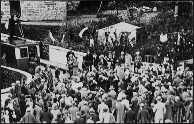 Dav lidí na Den Flory na taneční zábavě Helston Furry Dance, 1925-35 (foto)